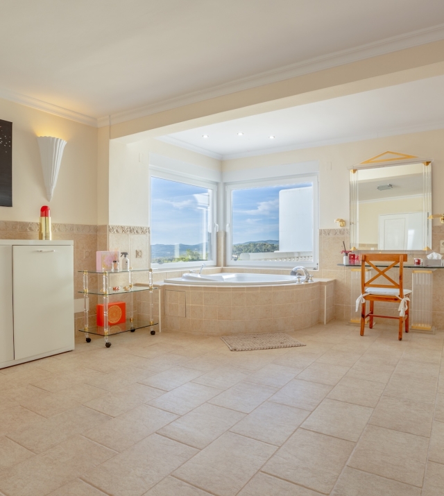 Resa Estates Ibiza sale te koop Villa hills Can Furnet bathroom .jpg